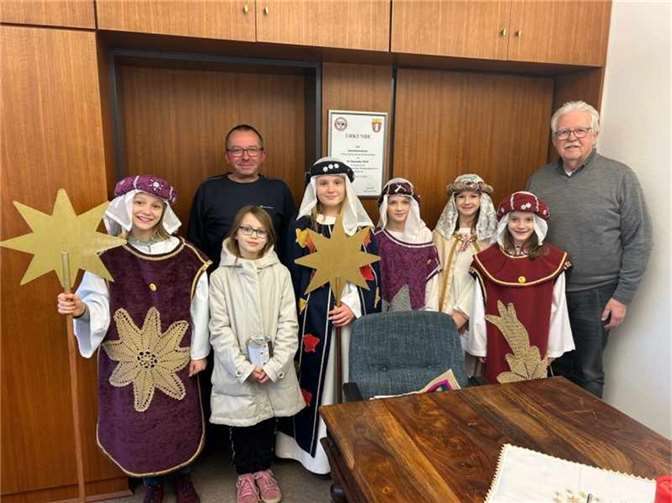 Die Sternsinger bei Stadtbürgermeister Gerd Heim und dem Beigeordneten Johannes Juchem. Foto: Manuela Staufenbiel