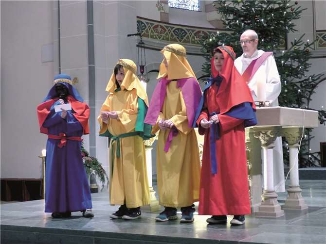 Die Sternsinger beim Aussendungsgottesdienst.