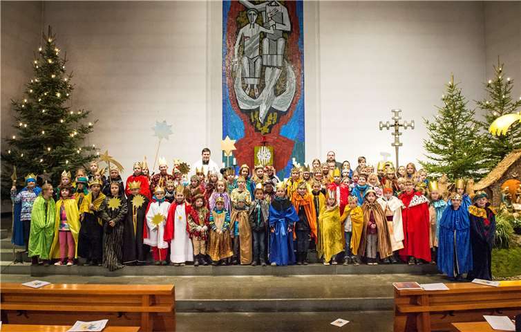 Die Sternsinger beim Aussendungsgottesdienst in Niederbreitbach.  Martin Baertges