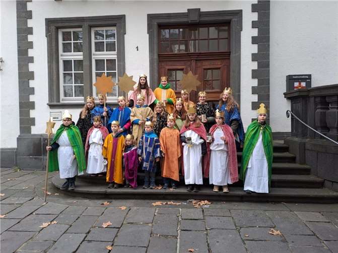 Die Sternsinger beim Bürgermeister. Foto: Martina Niegemann