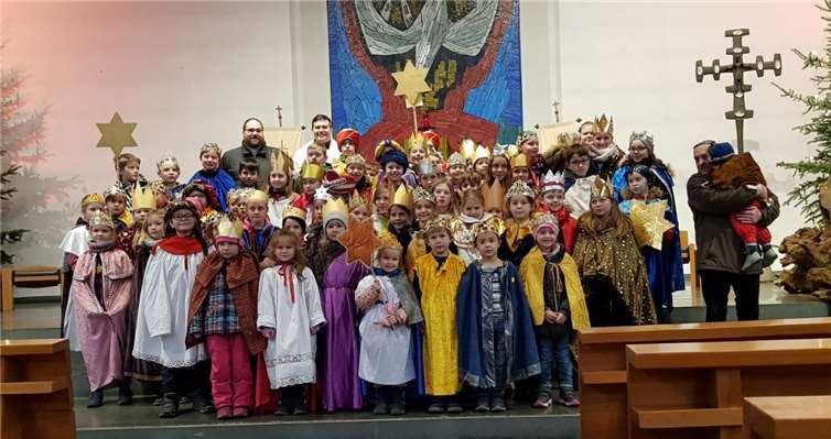 Die Sternsinger beim diesjährigen Aussendungsgottesdienst in Niederbreitbach. Foto: privat