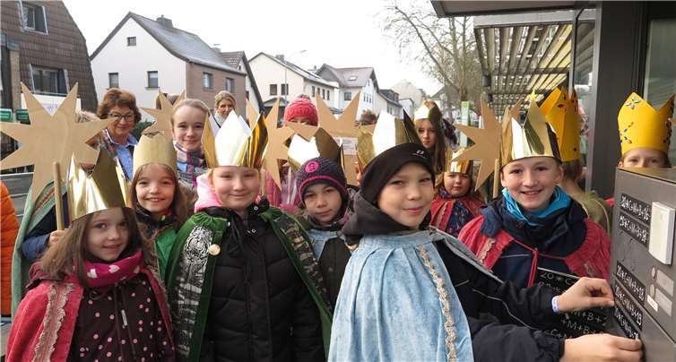 Die Sternsinger bringen ihren Segen ins Wachtberger Rathaus.Foto: Gemeinde Wachtberg/mm