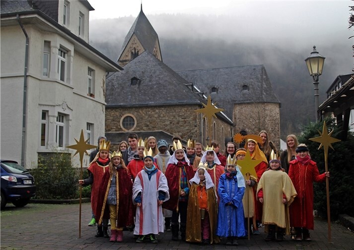 Die Sternsinger der Kirchengemeinde St.Katharina mit ihren Betreuern. Zwei Tage lang sind sie in Nievern, Fachbach und Miellen unterwegs. Zum Wochenende steht fest, wieviel die Sammlung für Kinder in Bolivien erbracht hat. -WW- Willi Willig