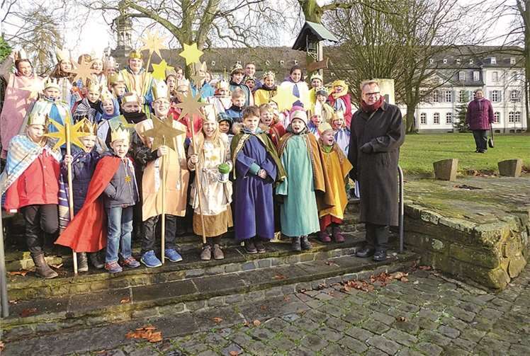 Die Sternsinger der Pfarreiengemeinschaft Remagen nach dem Aussendegottesdienst auf der Insel Nonnenwerth. privat