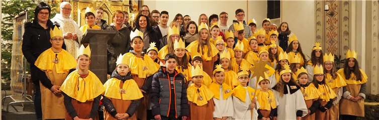 Die Sternsinger der Pfarrgemeinde Sankt Arnulf in Nickenich mit Pfarrer Stephan Augst und dem Organisationsteam. Tanja Syre-Hansen