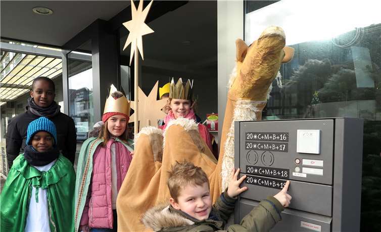 Die Sternsinger im Rathaus…. der Jüngste bringt den Segensspruch an.
