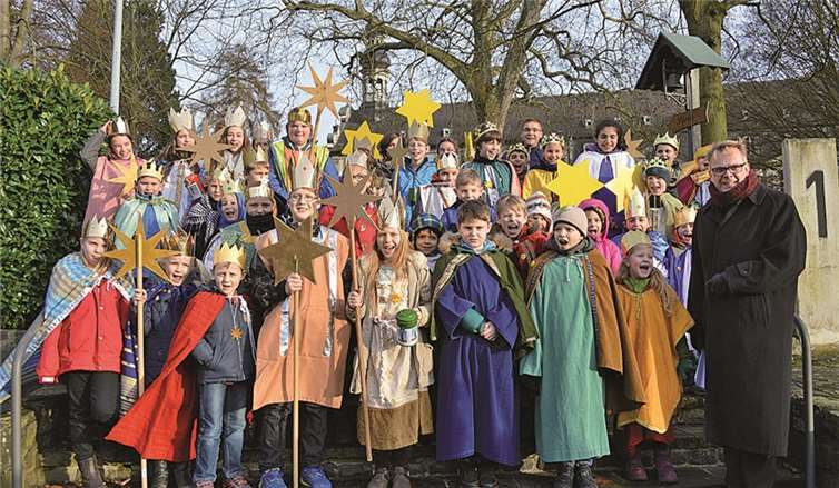 Die Sternsinger in Remagen "leuchteten" in ihren farbenfrohen Gewändern. AB