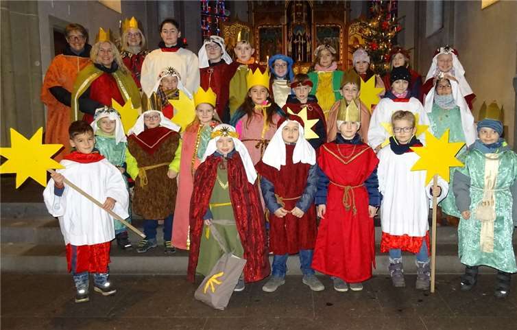 Die Sternsinger in Rheinbrohl wurden mit neuen Taschen ausgestattet. Fotos: Regina Schmitz