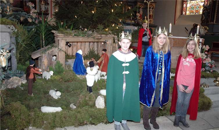 Die Sternsinger in der Kesselinger Pfarrkirche an der Krippe.