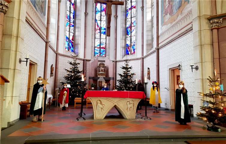 Die Sternsinger in der Pfarrkirche in Kehrig. Fotos: privat