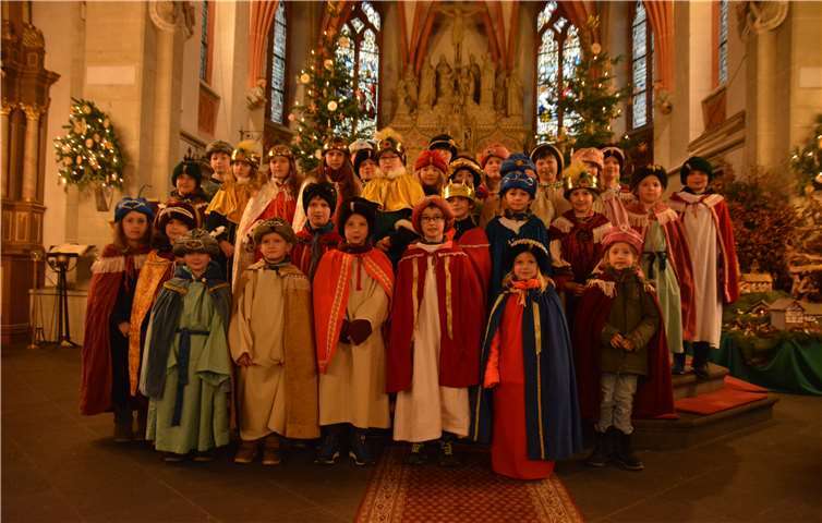 Kinder brachten den Segen in die Häuser Die Sternsinger in der St. Philippus und Jakobus Kirche nach dem Sonntagsgottesdienst. Fotos: BE