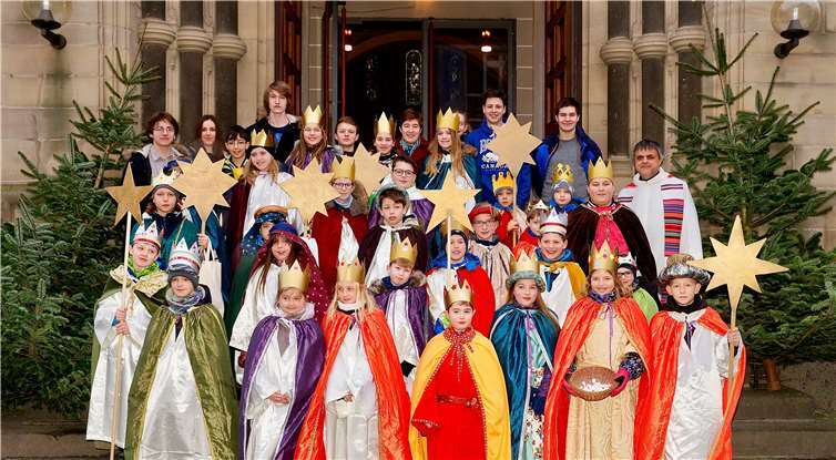 Die Sternsinger in ihren farbenfrohen Gewändern. KG