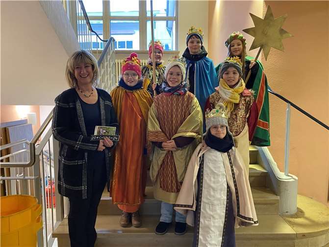 Die Sternsinger mit Landrätin Anke Beilstein. Foto: Andrea Ney