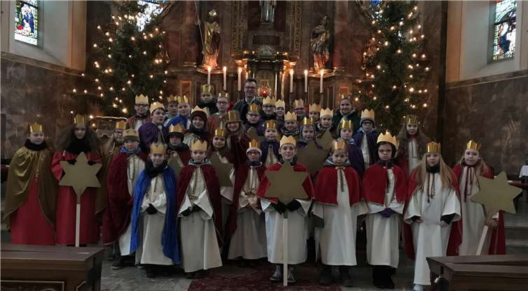 Die Sternsinger mit Pfarrer Norbert Missong nach der Aussendungsfeier in der Pfarrkirche Kruft. privat