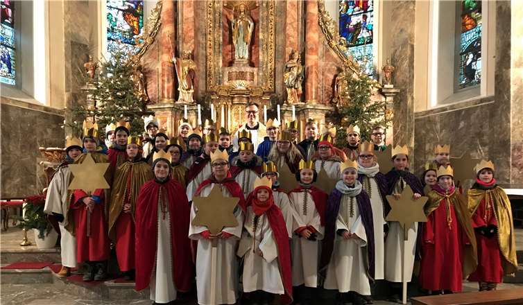 Die Sternsinger mit Pfarrer Norbert Missong nach der Aussendungsfeier in der Pfarrkirche Kruft.  privat