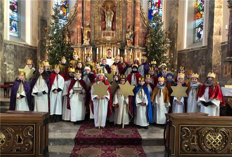 Die Sternsinger mit Pfarrer Norbert Missong nach der Aussendungsfeier in der Pfarrkirche Kruft. Foto: privat