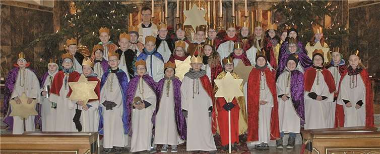 Die Sternsinger mit Pfarrer Norbert Missong nach der Aussendungsfeier in der Pfarrkirche Kruft. privat