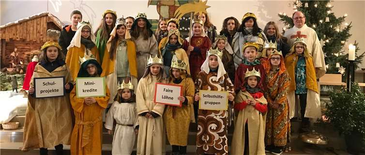 Die Sternsinger nach dem Gottesdienst vor der Krippe in der Kleinmaischeider Kirche.privat