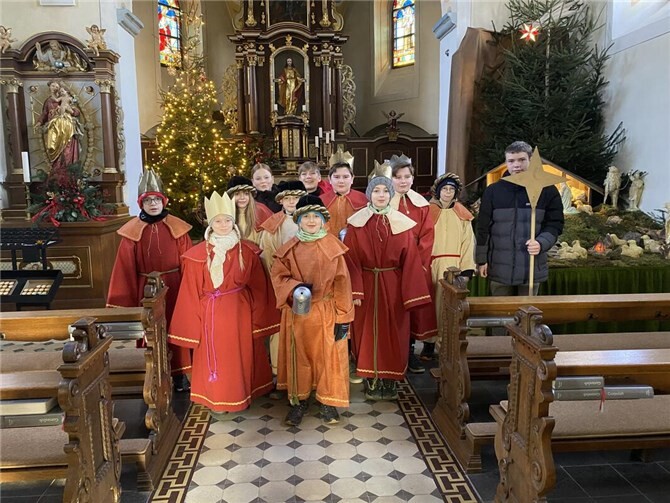 Die Sternsinger sammelten Spenden und segneten die Häuser.  Foto: privat