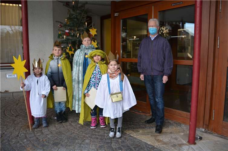 Die Sternsinger segnen gemeinsam mit Landrat Frank Puchtler das Kreishaus. Foto: Rhein-Lahn-Kreis