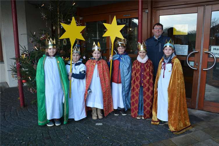 Sternsinger besuchen das Kreishaus Die Sternsinger segnen gemeinsam mit Landrat Jörg Denninghoff das Kreishaus.Foto: Kreisverwaltung/Timm Jörnhs