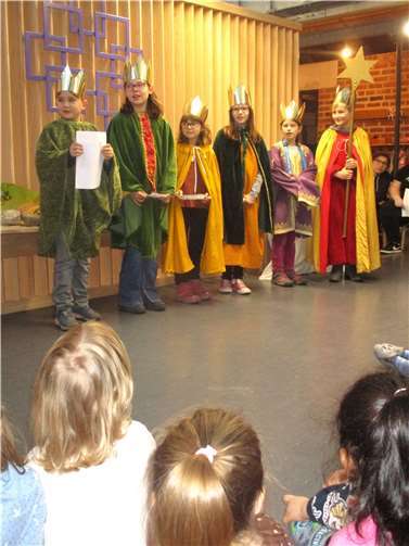 Die Sternsinger segneten die Kindertagesstätte mit traditionellem Haus-Segen. Foto: Kita Allerheiligenberg