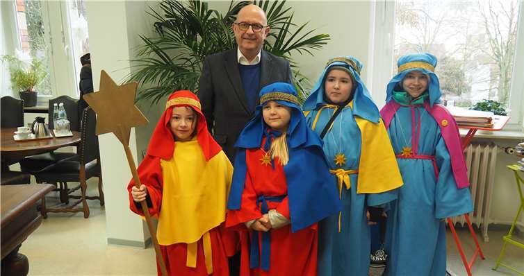Die Sternsinger statteten Bürgermeister Kessler einen Besuch im Rathaus ab. Foto: Stadt Bendorf am Rhein