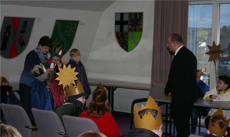 Die Sternsinger trugen dem Bürgermeister ihre Segenswünsche vor.