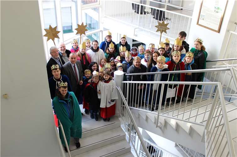 Die Sternsinger überbrachten den Segen im Rathaus der Verbandsgemeinde Brohltal.  Foto: Peter Engels/VG Brohltal