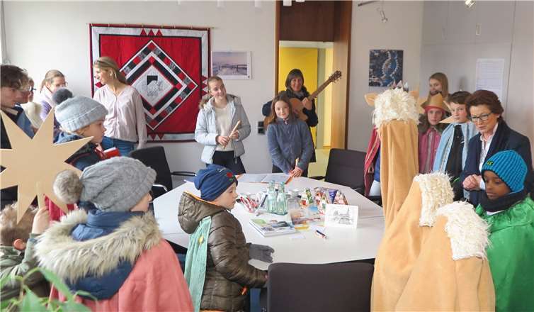 Die Sternsinger überraschten Bürgermeisterin Renate Offergeld (2.v.r.) bei ihrem Besuch im Rathaus mit einem „Kamel“.Gemeinde Wachtberg/mm
