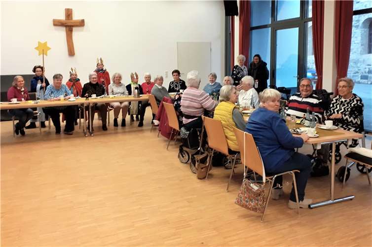 Die Sternsinger und Senioren im Pfarrheim von Maria Himmelfahrt. Foto: Georg Schuch