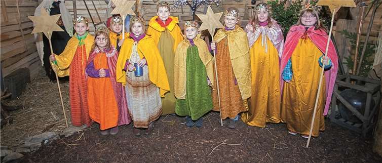 Die Sternsinger von Bonefeld versammelten sich an der Krippe von Elke Klingenberg. WT