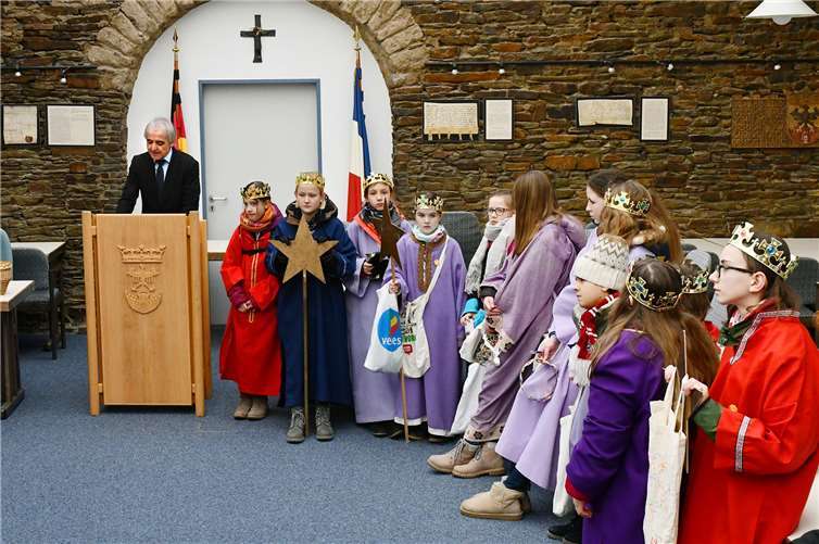 Die Sternsinger von St. Peter legten nach dem Aussendungsgottesdienst den ersten Halt im benachbarten Rathaus ein, wo Beigeordneter Hans-Werner Adams sie empfing und das Engagement der Kinder lobte. 