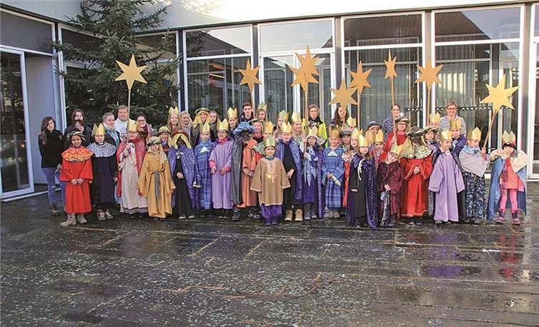 Die Sternsinger vor dem Gemeindehaus St. Stefan. privat