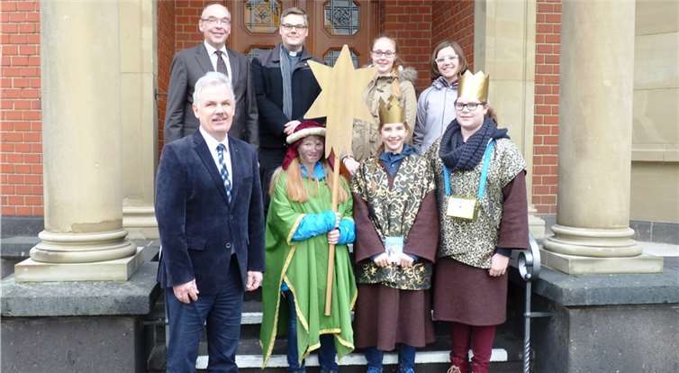 Die Sternsinger vor dem Rheinbacher Rathaus.privat