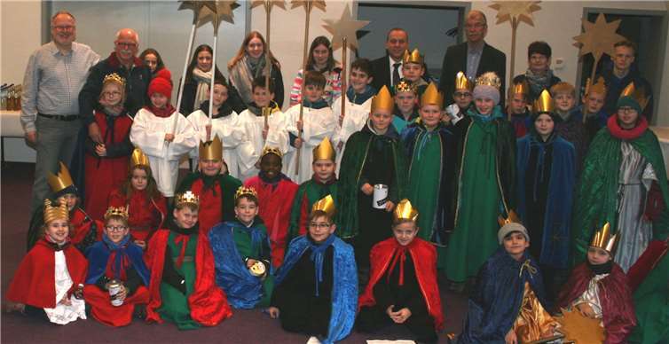 Die Sternsinger waren auch bei Bürgermeister Johannes Bell im Rathaus in Niederzissen zu Gast. - WK -