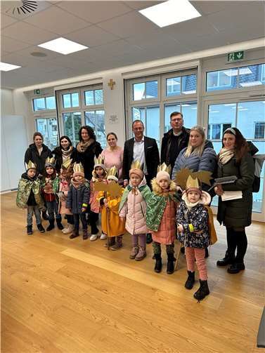 Die Sternsinger waren im Rathaus der Verbandsgemeinde Mendig zu Gast – sehr zur Freude von VG-Bürgermeister Jörg Lempertz.  Foto: VG-Verwaltung Mendig/Stefan Pauly