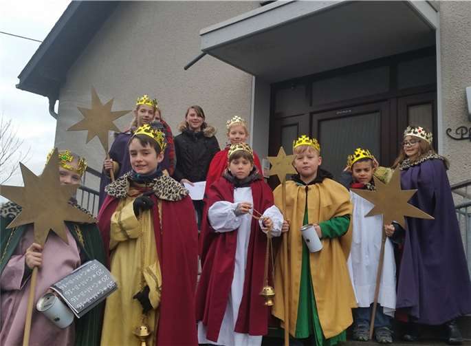 Die Sternsinger zogen von Haus zu Haus und brachten den Segen. privat