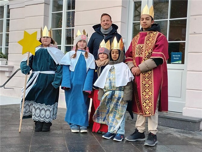 Die Sternsinger zu Besuch im Rathaus.  Foto: Stefanie Hoppe