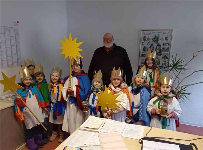 Die Sternsinger zu Besuch in der Stadtverwaltung.  Foto: privat
