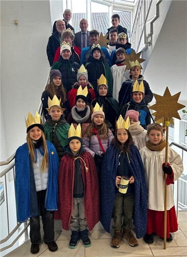 Die Sternsinger zu Gast im Rathaus Niederzissen: Bürgermeister Johannes Bell und Ortsbürgermeister Rolf Hans mit den Kindern und Jugendlichen sowie ihren Begleiterinnen und Begleitern.  Foto: Peter Engels