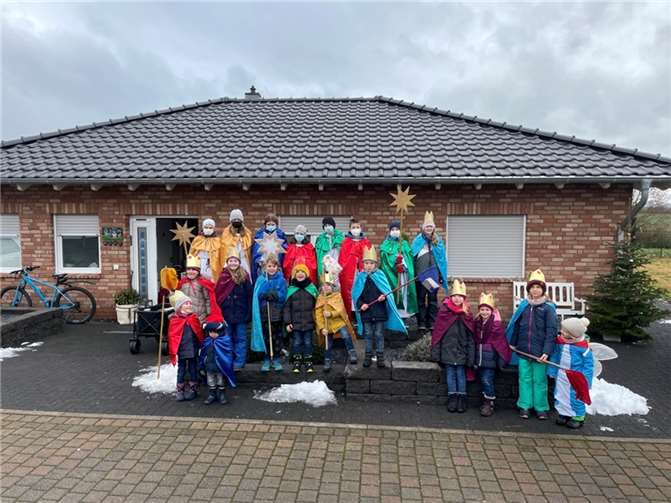 Die Sternsingerkinder unterwegs in Kerben/Minkelfeld. Foto: privat
