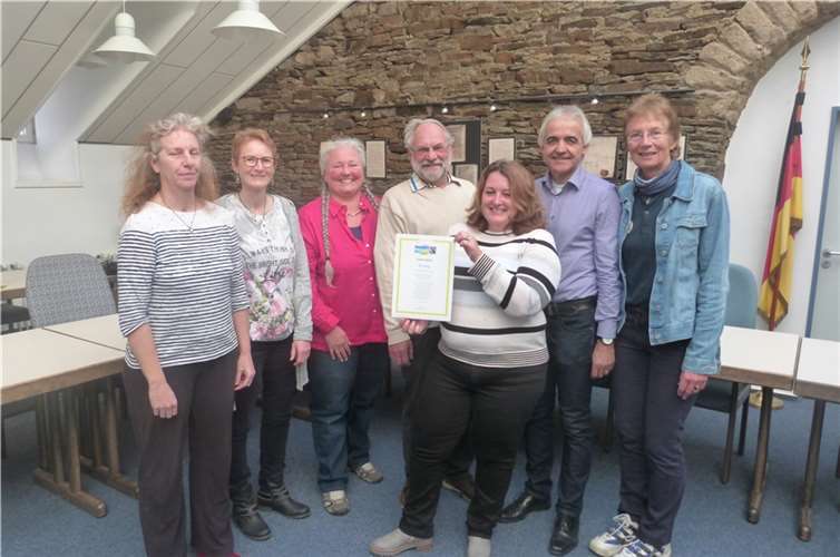 Die Steuerungsgruppe Fairtrade Stadt Sinzig zeigt stolz die verliehene Urkunde. privat