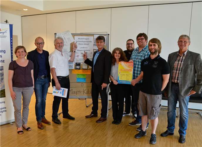 Die Steuerungsgruppe, die das Projekt umsetzt: Rebecca Stefula, Guido Bayer (beide Kreisjugendamt), Bruno Seibeld (Bürgermeister VG Rhein–Mosel), Burkhard Nauroth (Erster Kreisbeigeordneter), Margret Sundermann (Fachstelle Plus für Kinder – und Jugendpastoral und Kreisjugendring Mayen - Koblenz) Benedict Hallerbach (Kreisjugendamt), Nico Sossenheimer (Jugendbüro Winningen und Kreisjugendring Mayen-Koblenz), Tobias Rutz (Jugendpfleger VG Rhein-Mosel) sowie Lothar Kalter (Kreisjugendamt).