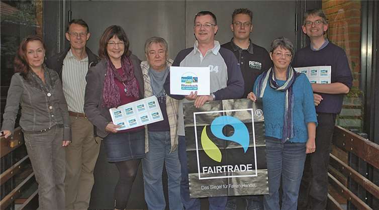Die Steuerungsgruppe stellte den neu entworfenen Aufkleber „Fairtrade-Town Rheinbach - wir machen mit!“ vor.privat