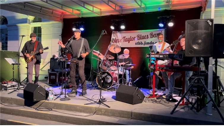 Die „Steve Taylor Blues Band“ begeisterte das Publikum auf dem Marktplatz in Remagen.  Foto: Lebendiger Marktplatz Remagen e.V.