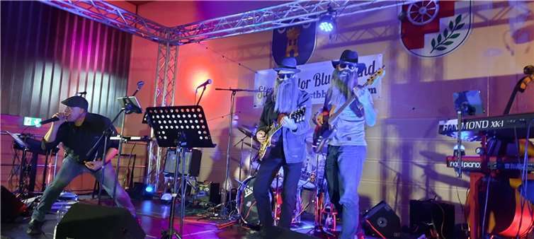 Die Steve Taylor Blues Band gestaltete mit ihrer rockig, fetzigen und bluesigen Musik den Abend in der Rosenheckhalle. Fotos: HE