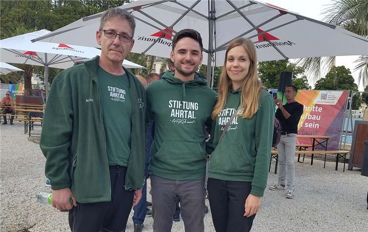 Die Stiftung setzt sich mit viel Herzblut für den Wiederaufbau und die Zukunft der Region ein: (von links): Mario Falkner (ehrenamtl. GF), Nick Falkner (ehrenamtl. GF und Gründer), Madeleine Gräf (Assistenz der GF.).  Foto: Stiftung Ahrtal