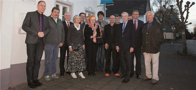 Die Stiftungsmitglieder, der Stiftungsrat, das Kuratorium, der Bürgermeister sowie die Familie des Künstlers kamen zur Eröffnung. WT