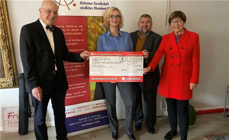 Die Stiftungsratsmitglieder, Peter Gries (2.v.r.) und Georg Grabkowsky (links), überreichen die Spende an Kristina Orth, 1. Vorsitzende der Alzheimer Gesellschaft (2.v.l.) und Sigrun Martini (rechts). Foto: Heinz Gries- Stiftung